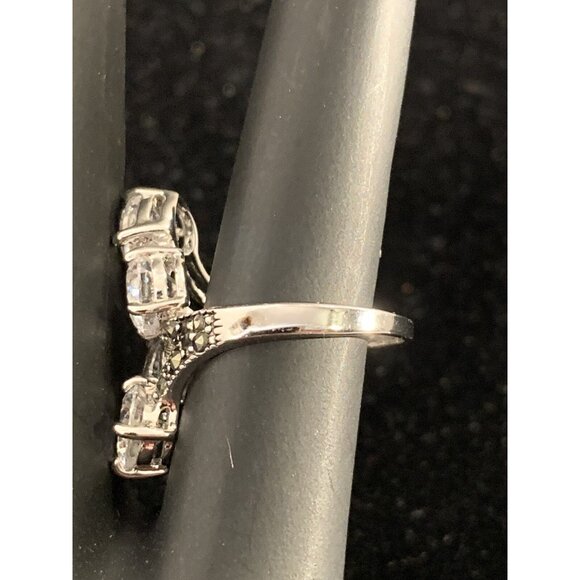 Silver Tone Ring With Clear Stones & Marcasite Accents Signed GR Size 4.5 (R83) - Picture 5 of 9